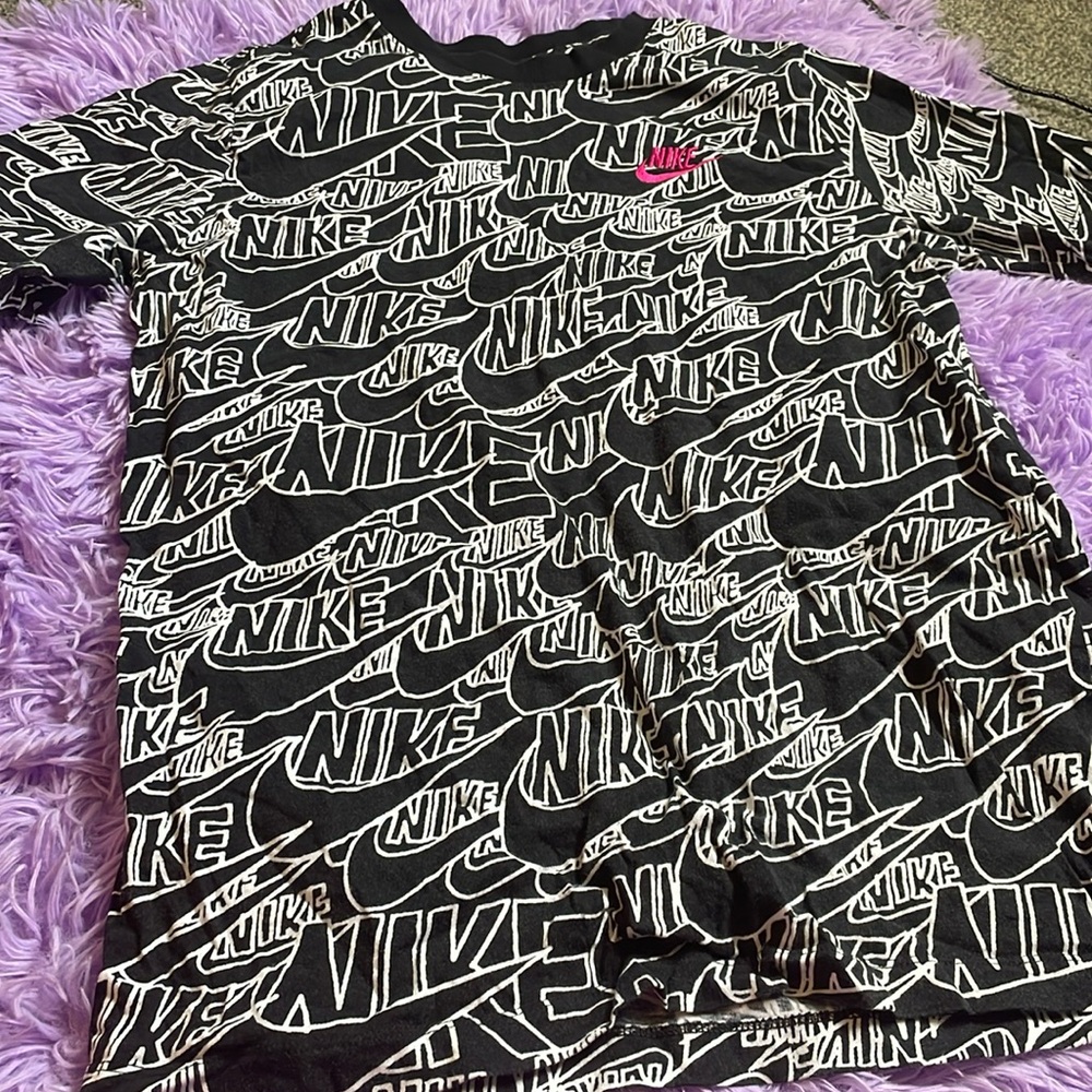 Cute Nike shirt has been worn one time but in good condition